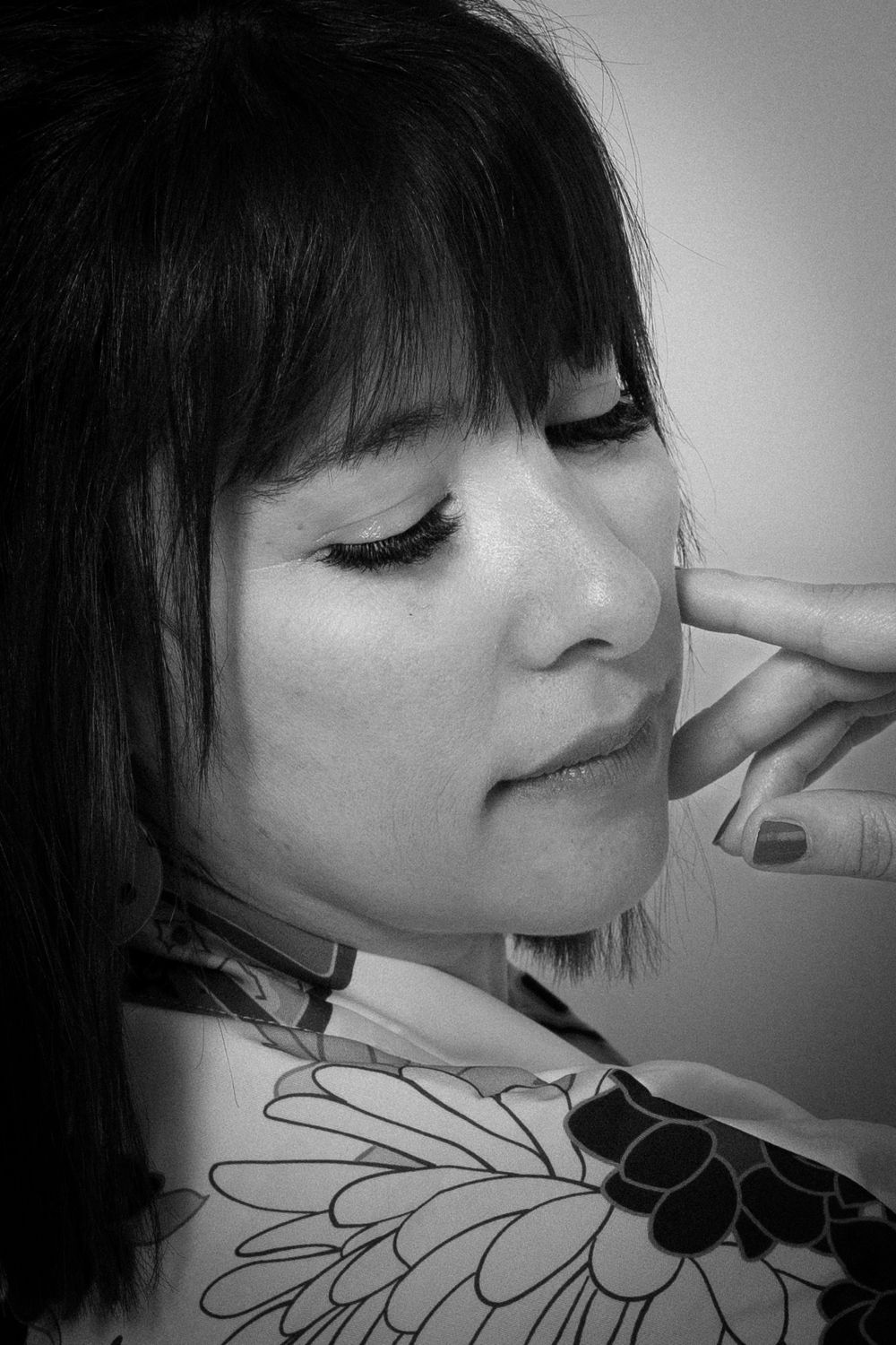 Portrait noir et blanc d'une femme en gros plan.