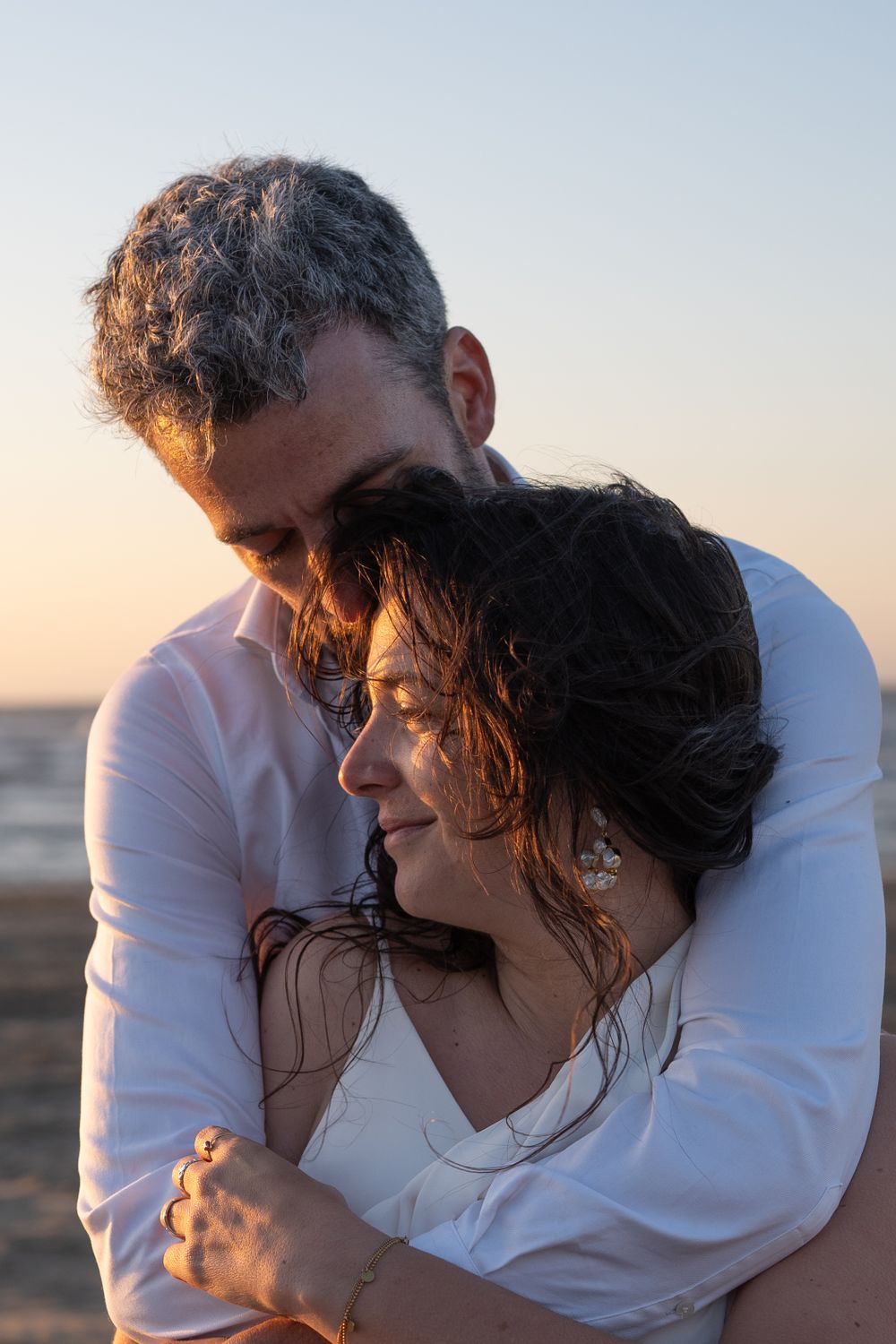 Portrait romantique au coucher du soleil d'un couple s'embrassant à l'extérieur.