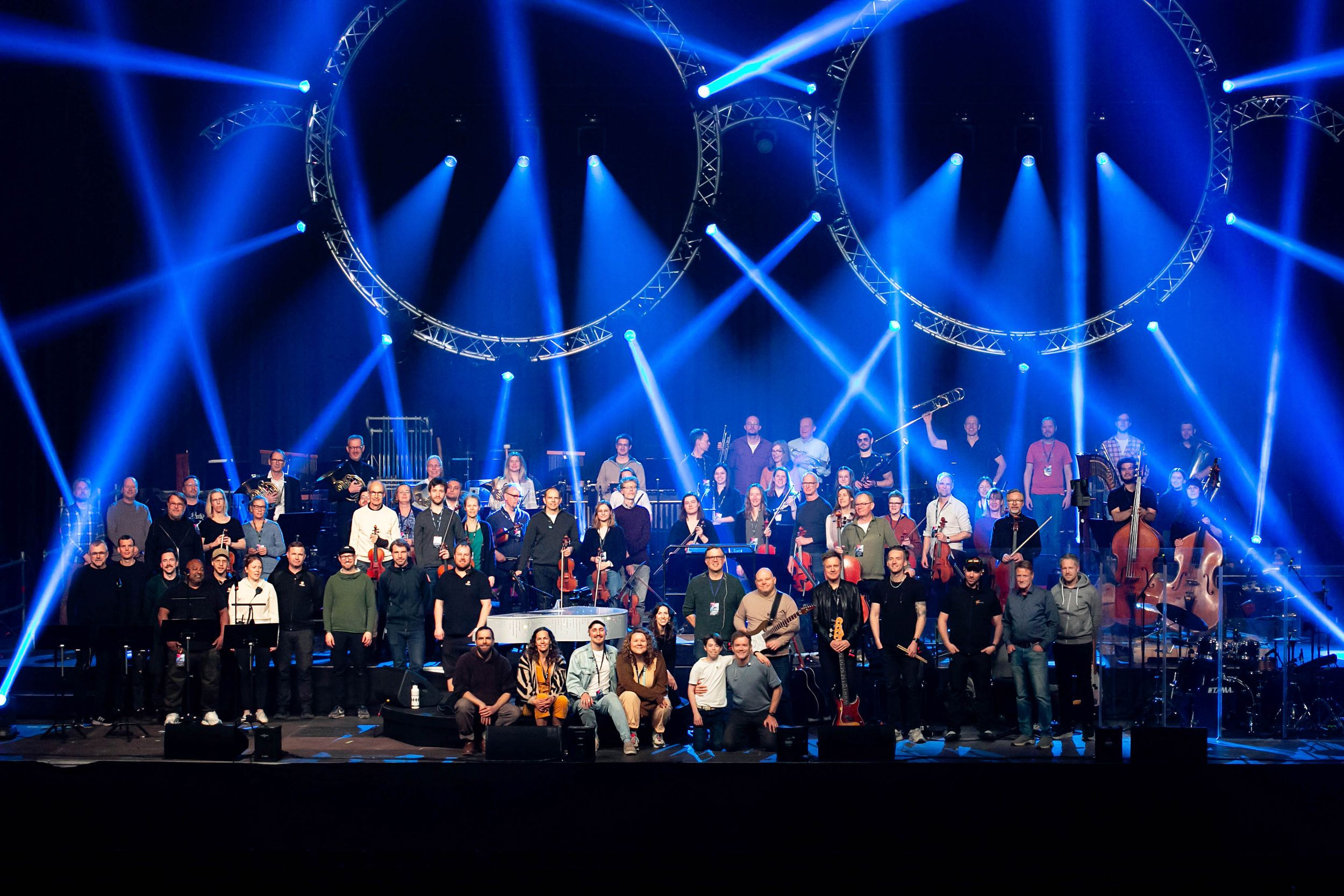 Celebrating the music of Elton John med Peter Johansson och Norrköping symfoniorkester. Fotograf Rebecca Nordin. Gruppbild. SAAB arena.
