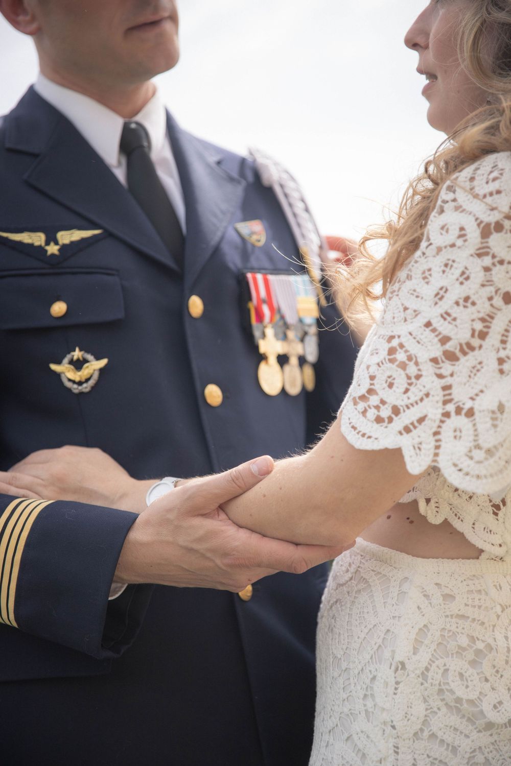 mariage femme homme alliance robe blanche naturel photographe haute marne Saint Dizier meuse marne militaire robe mariée uniforme