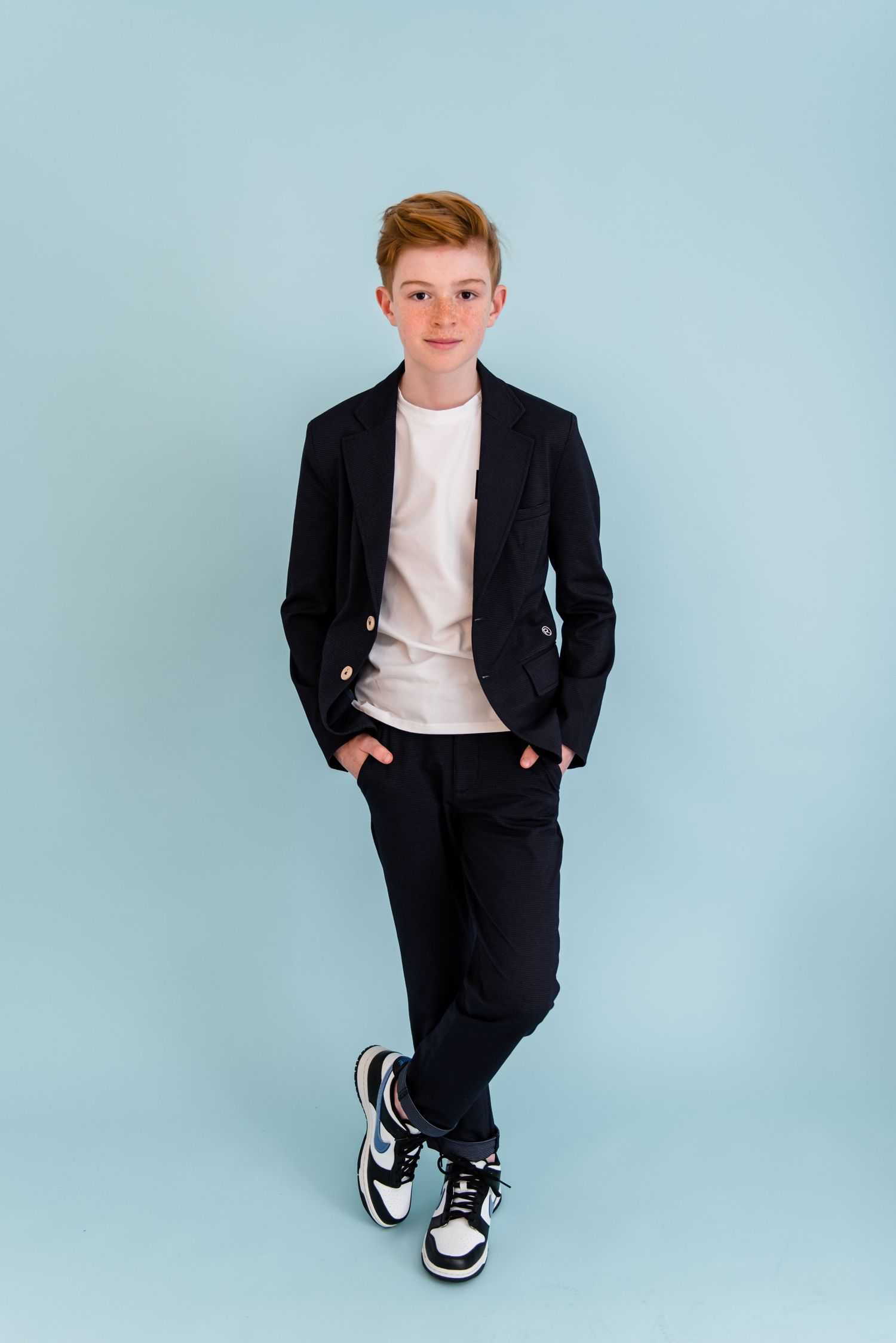 Communieshoot in kleurrijke studio met blauwe achtergrond
