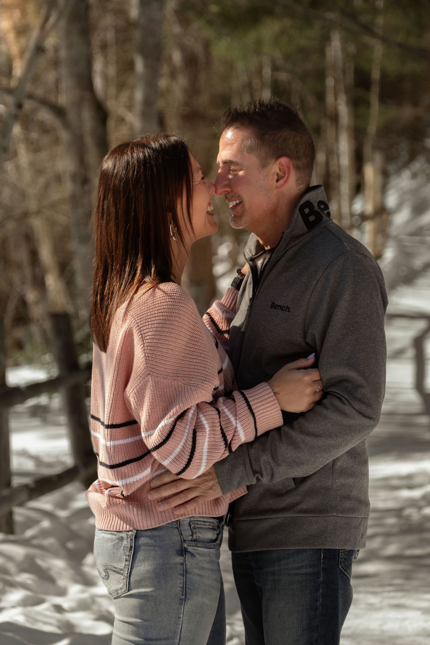 Un couple s'embrasse – Univers Photo