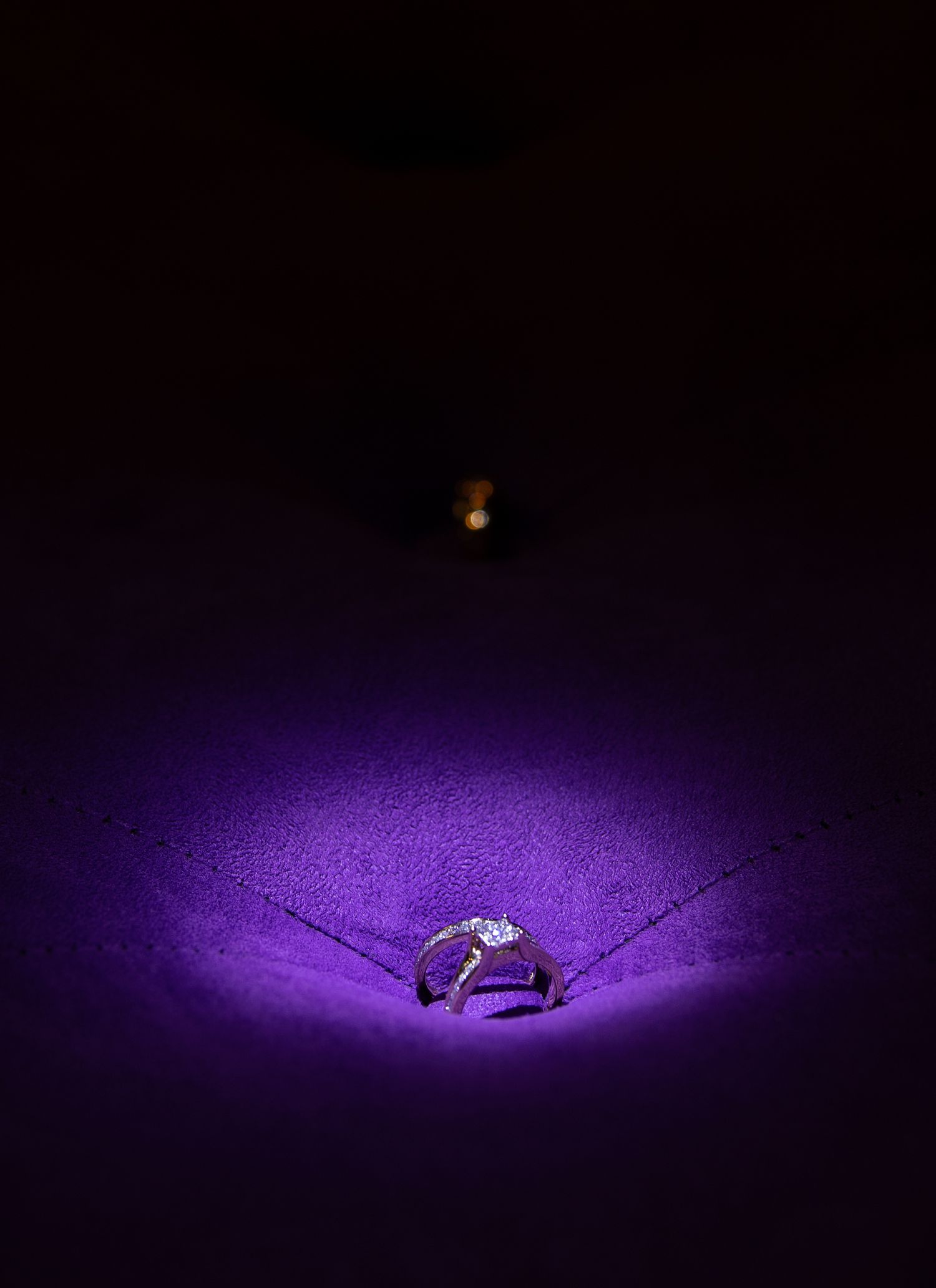 Photographie de bagues de mariage capturant le symbole de l’engagement et de l’amour, mise en valeur avec une approche artistique et raffiné