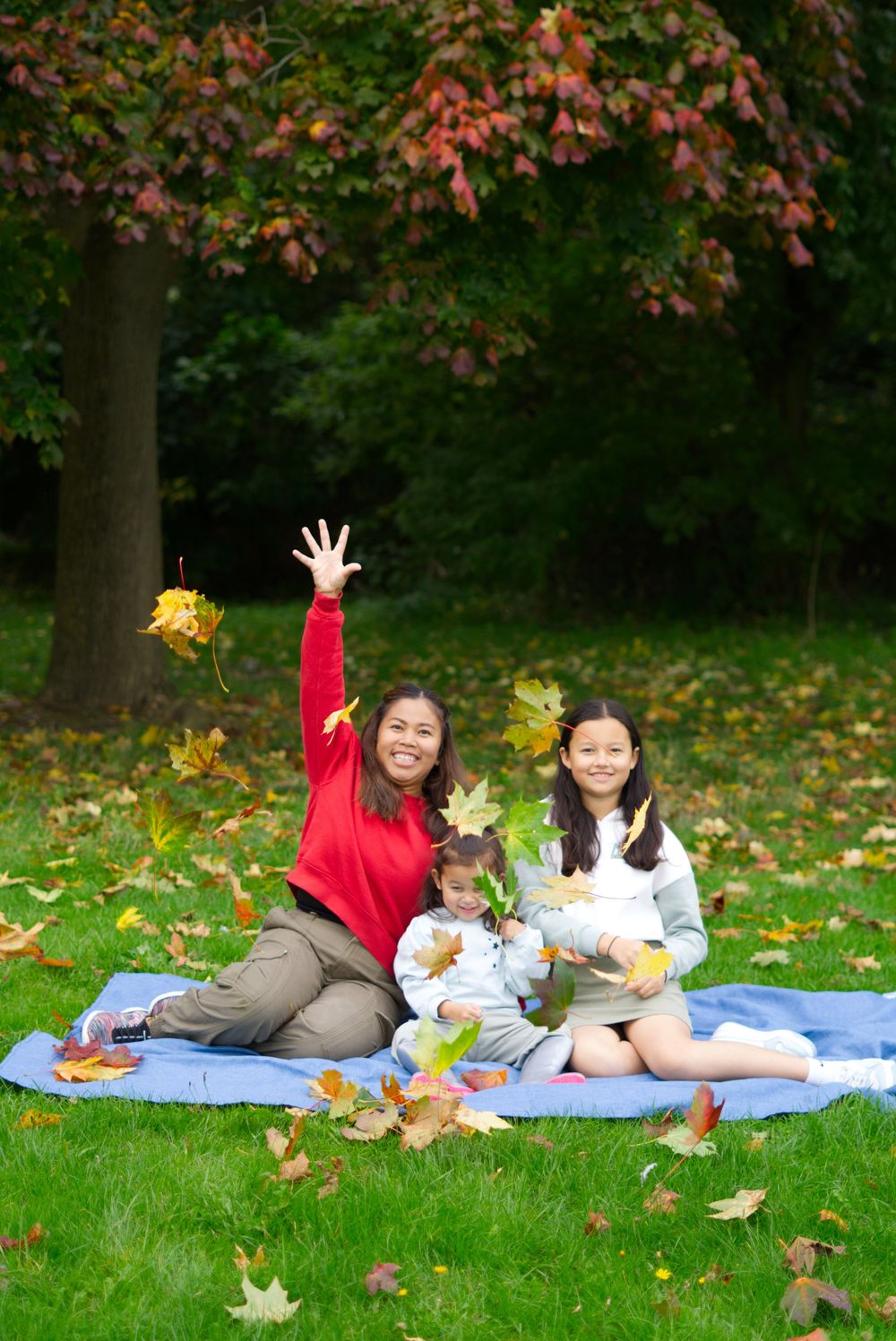 Family outdoor spring photoshoot