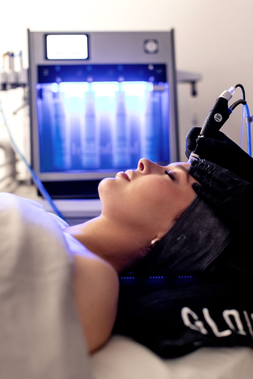 Lymphatic drainage therapy. Platinum Hydrafacial. Red-carpet facial. Lymphatic Drainage treatment in Barrie, Ontario. Medi-spa services.