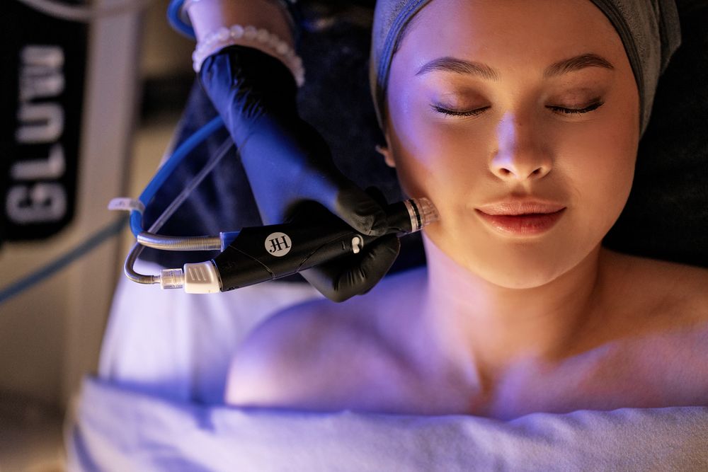 Lymphatic drainage therapy. Platinum Hydrafacial. Red-carpet facial. Lymphatic Drainage treatment in Barrie, Ontario. Medi-spa services.