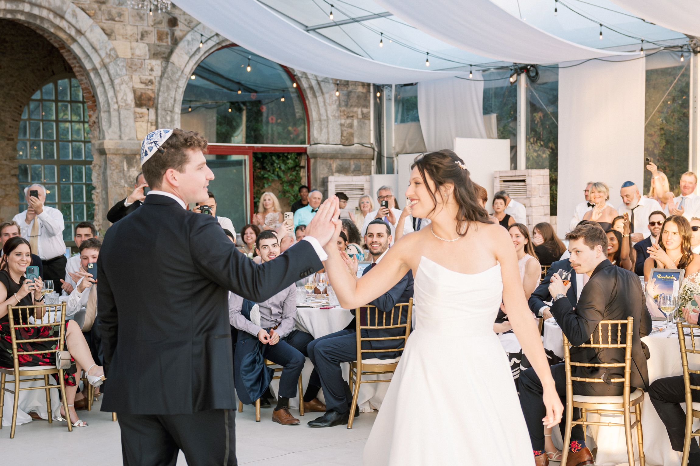 Bride and groom first dance at Forte da Cruz captured by Lisbon wedding photographer