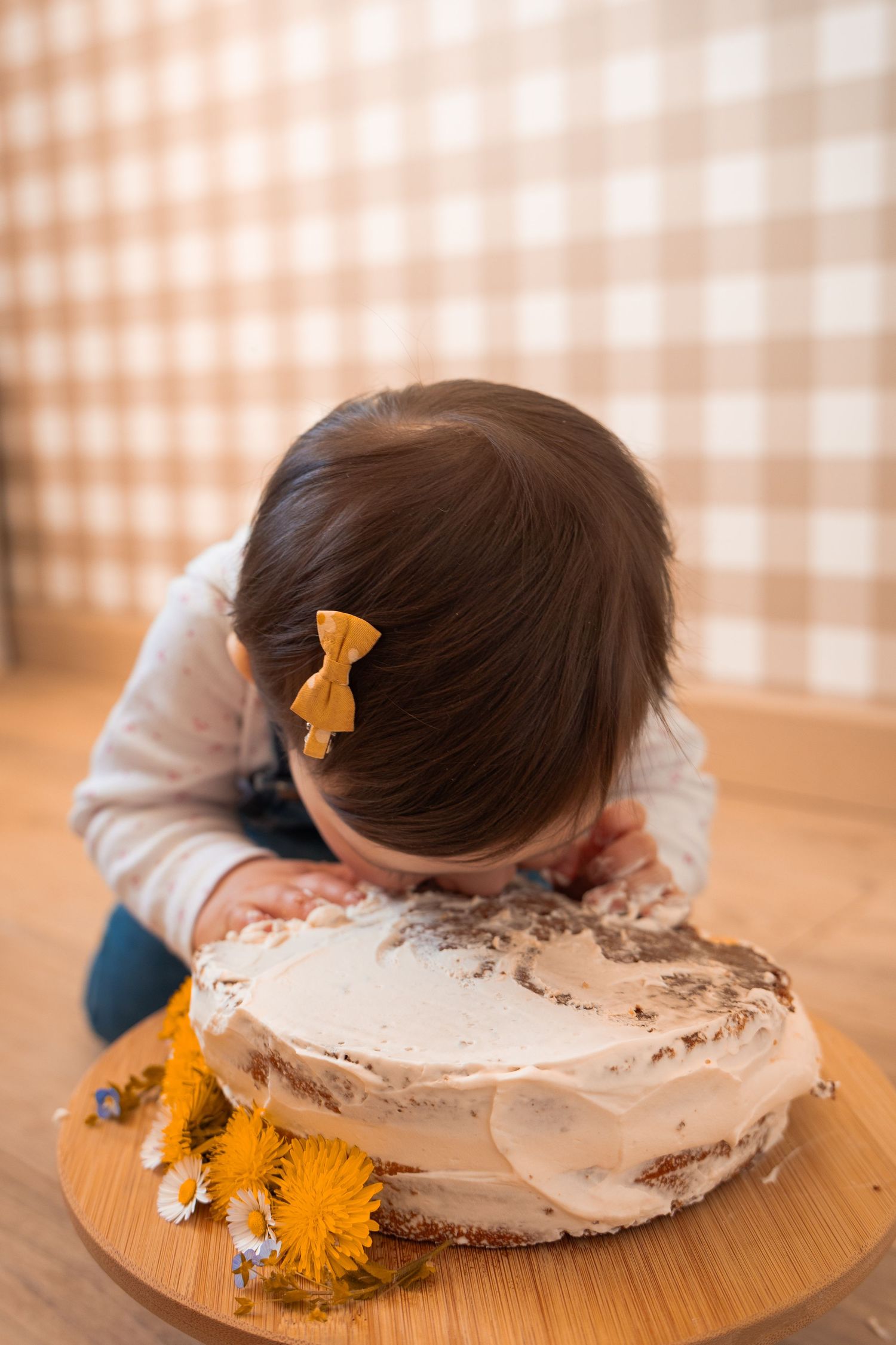Bébé découvrant son premier gâteau d'anniversaire, séance photo smash the cake naturelle et spontanée.