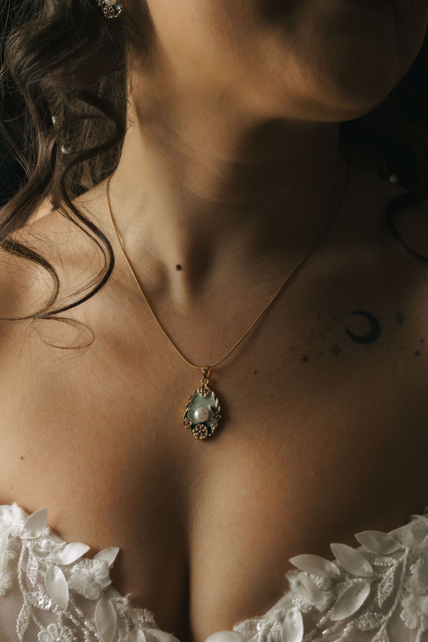Details picture of bride