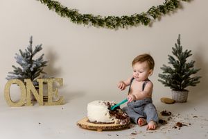 neutral cake smash, little boy eating cake with spoon