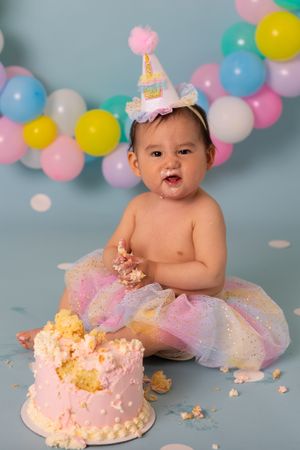 girl smash cake for cake smash session