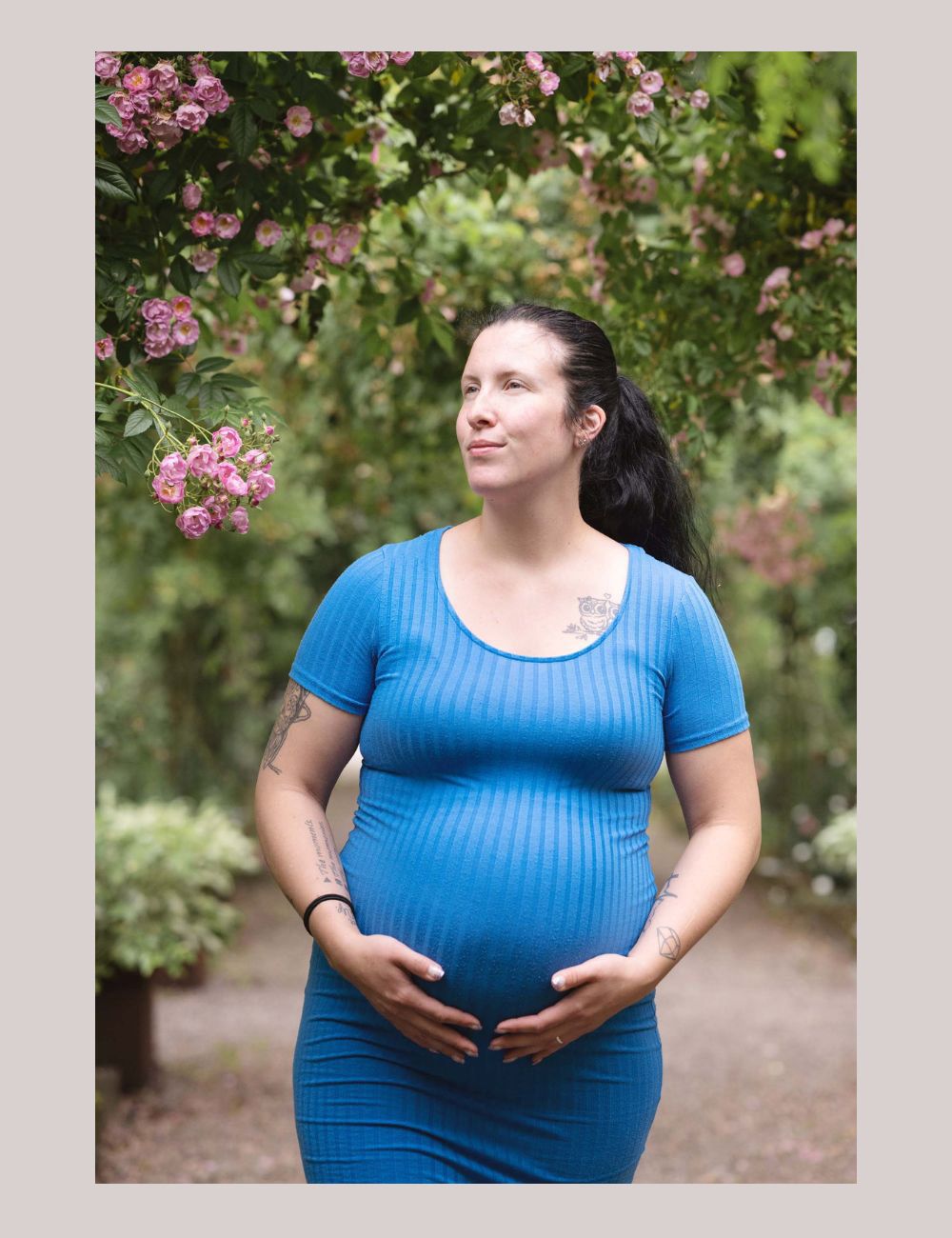 Vacker gravid kvinna på en härlig gravidfotografering. Här bland rosorna på Källdalens rosor, Kinnekulle.