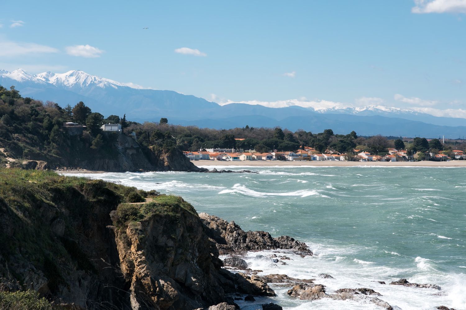 Sentier du littoral de la côte Vermeille avec le Racou et le Canigó en arrière-plan