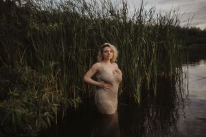 Kurvige Frau sexy Fotografiert in der Natur