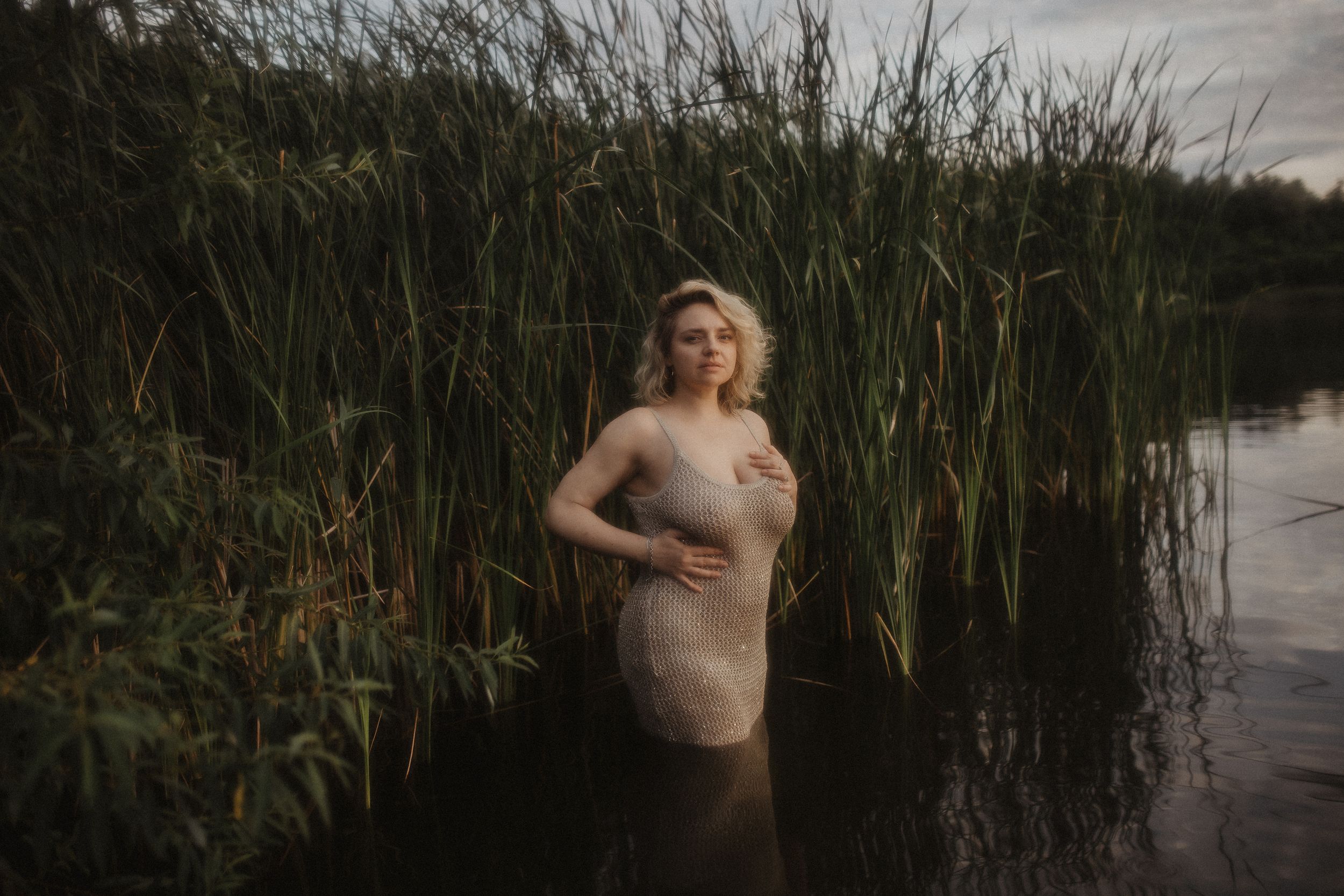 Kurvige Frau sexy Fotografiert in der Natur