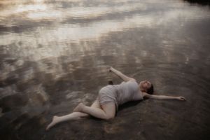 Sinnliche und authentische Frauenfotografie in der Natur