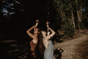 Fröhliches Tanzen auf einer sonnenbeschienenen Waldlichtung an einem warmen Nachmittag.