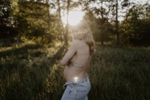 Schwangerschaftsshooting voller Sinnlichkeit, Tiefe und Magie