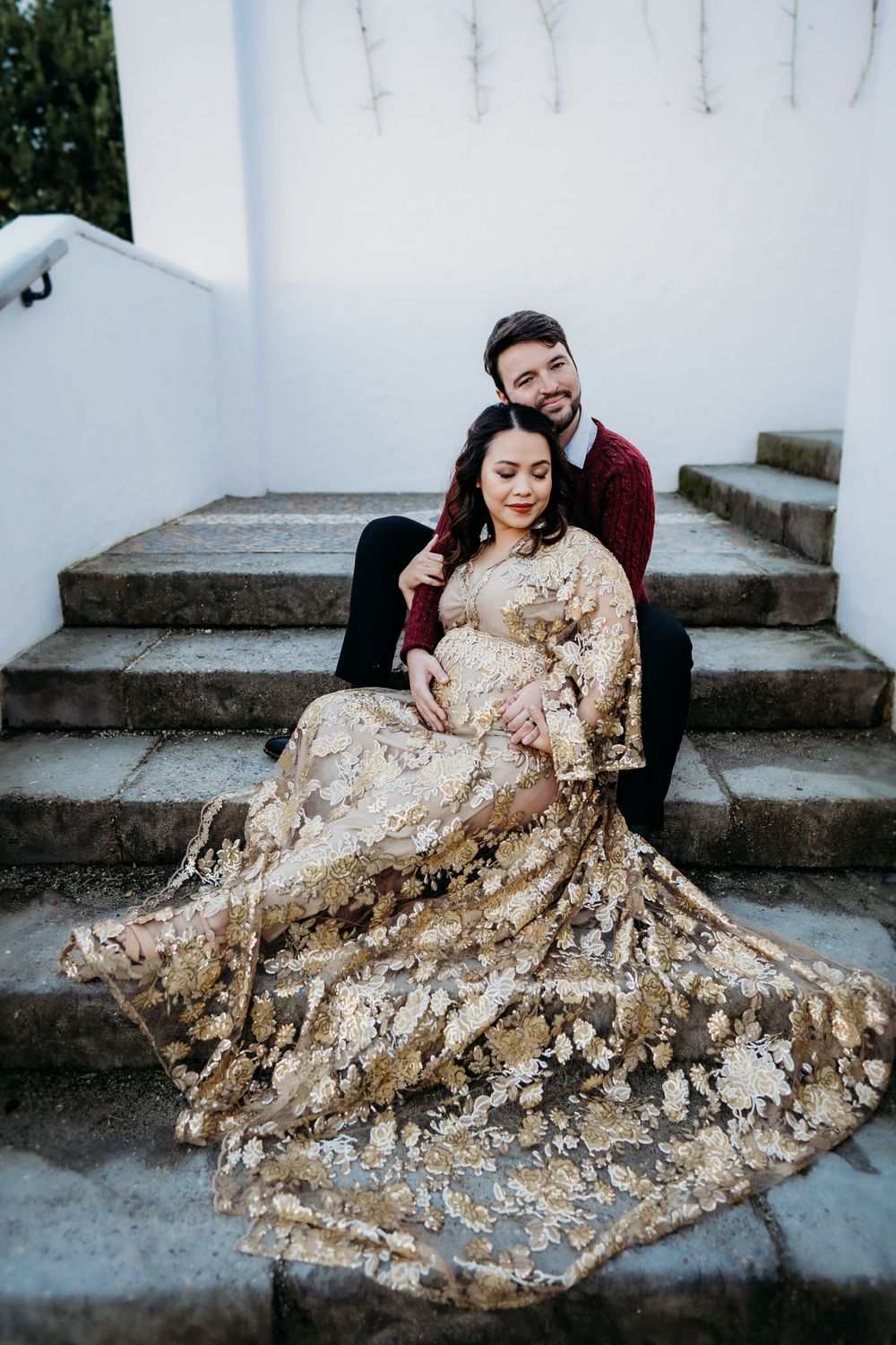 couple-sat-on-bench-in-Italian-garden-hamilton-gardens-waikato-maternity-photo