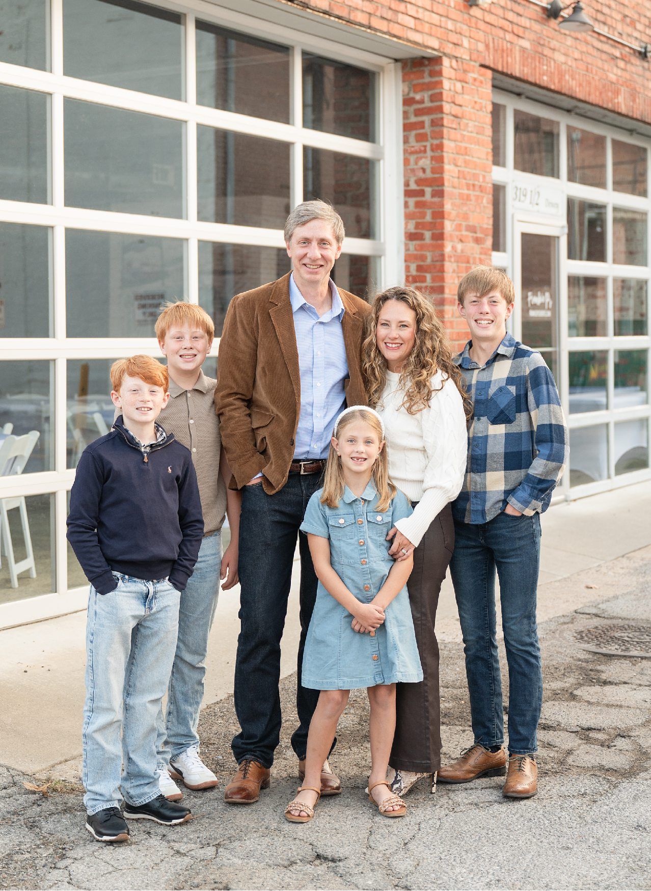 Family of 6 in Downtown Bartlesville by Photographer Kristi Bray