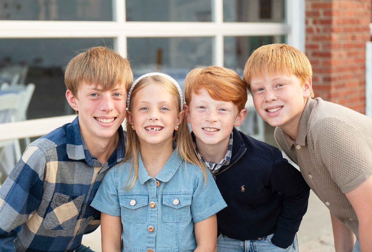Family of 6 in Downtown Bartlesville by Photographer Kristi Bray