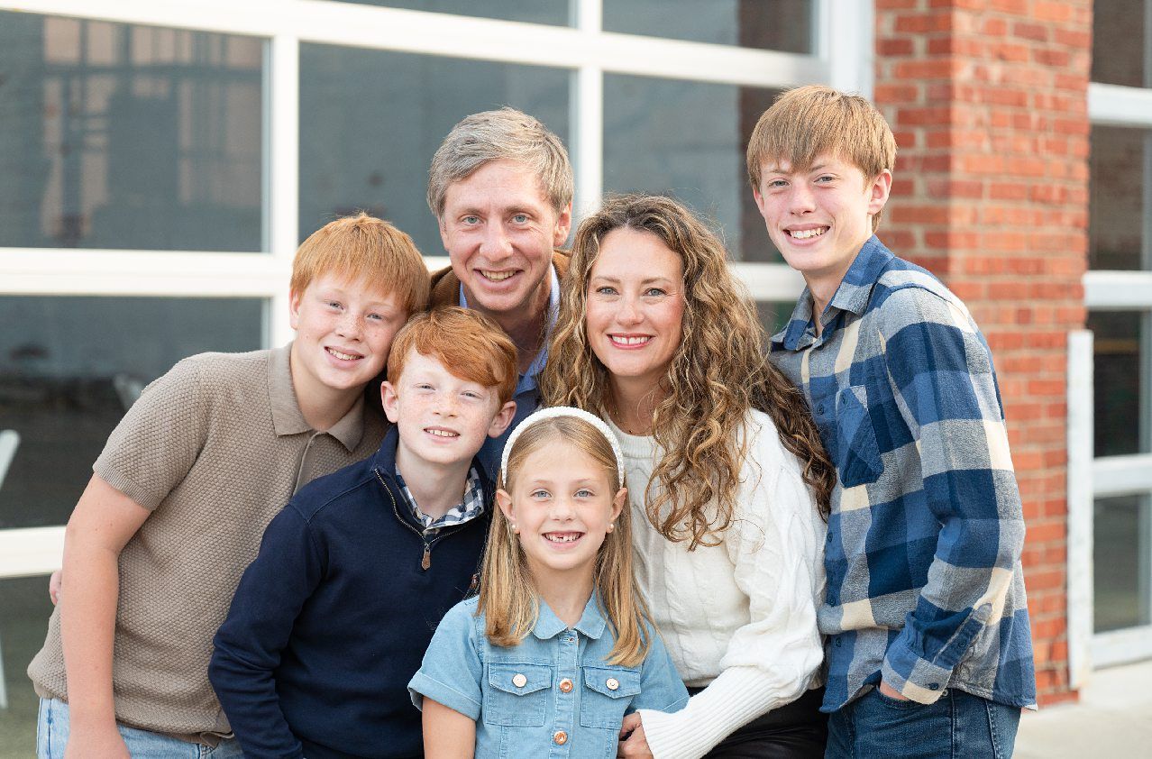 Family of 6 in Downtown Bartlesville by Photographer Kristi Bray