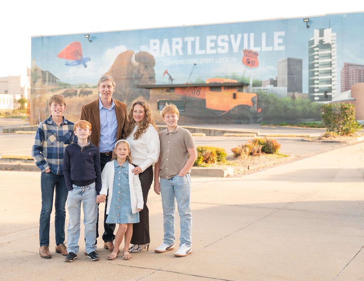 Family of 6 in Downtown Bartlesville by Photographer Kristi Bray