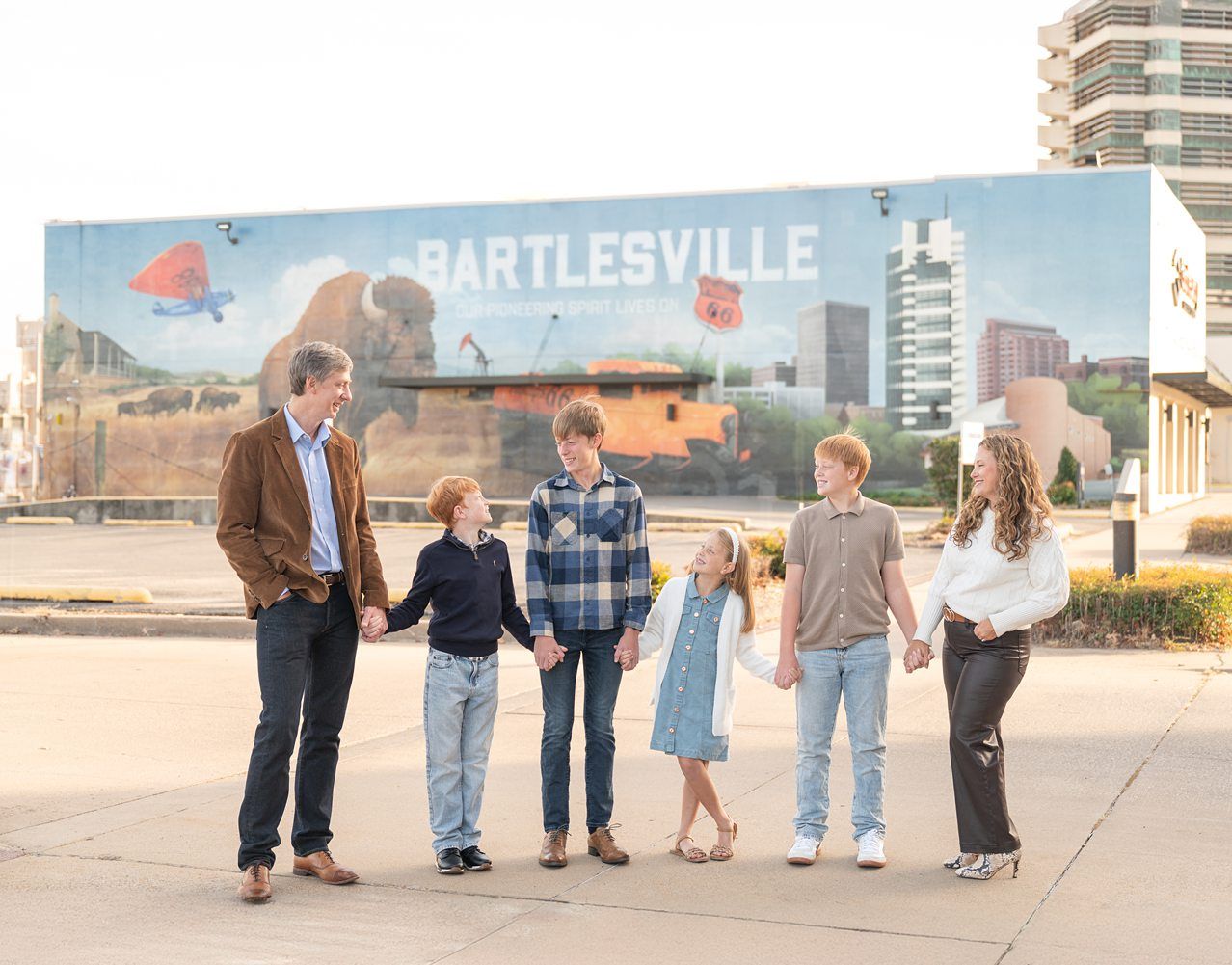 Family of 6 in Downtown Bartlesville by Photographer Kristi Bray