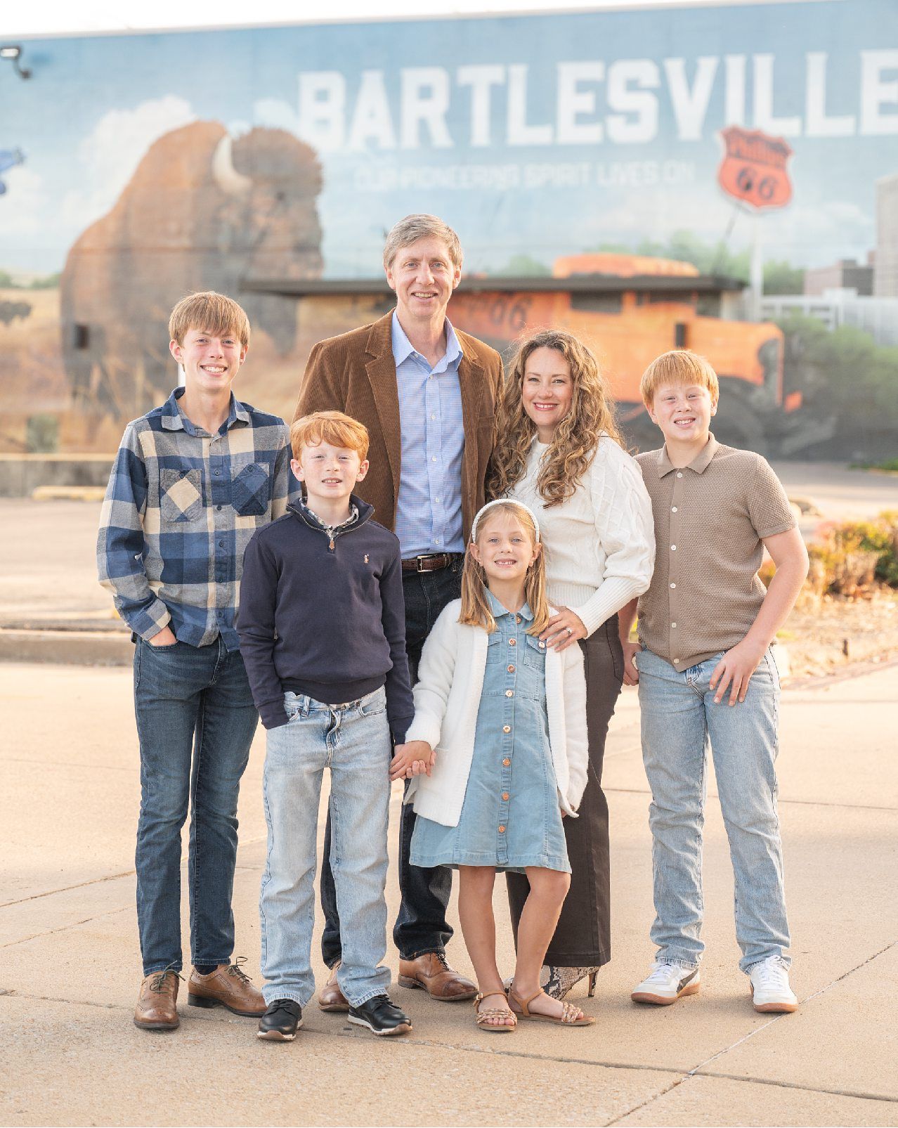 Family of 6 in Downtown Bartlesville by Photographer Kristi Bray