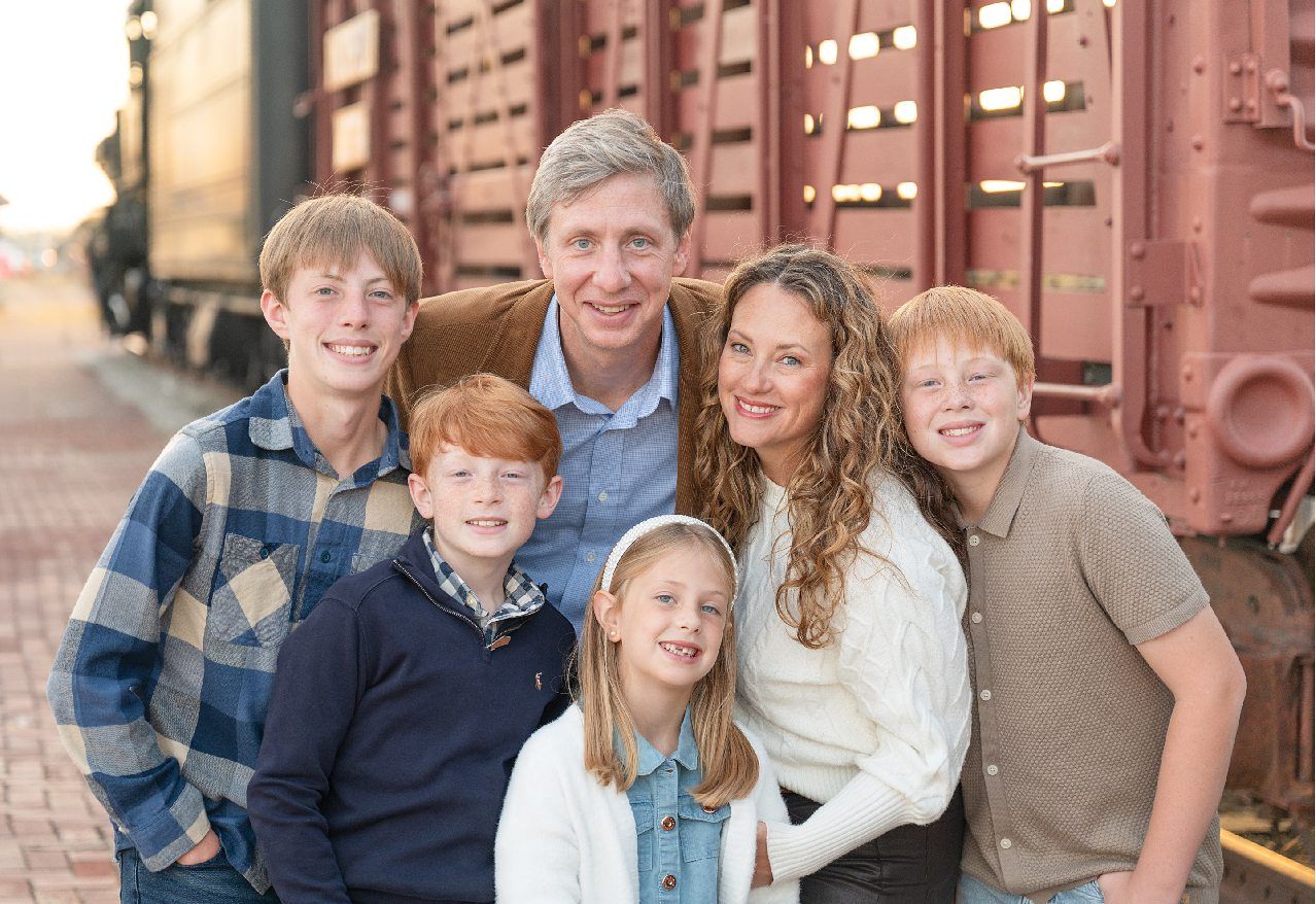 Family of 6 in Downtown Bartlesville by Photographer Kristi Bray