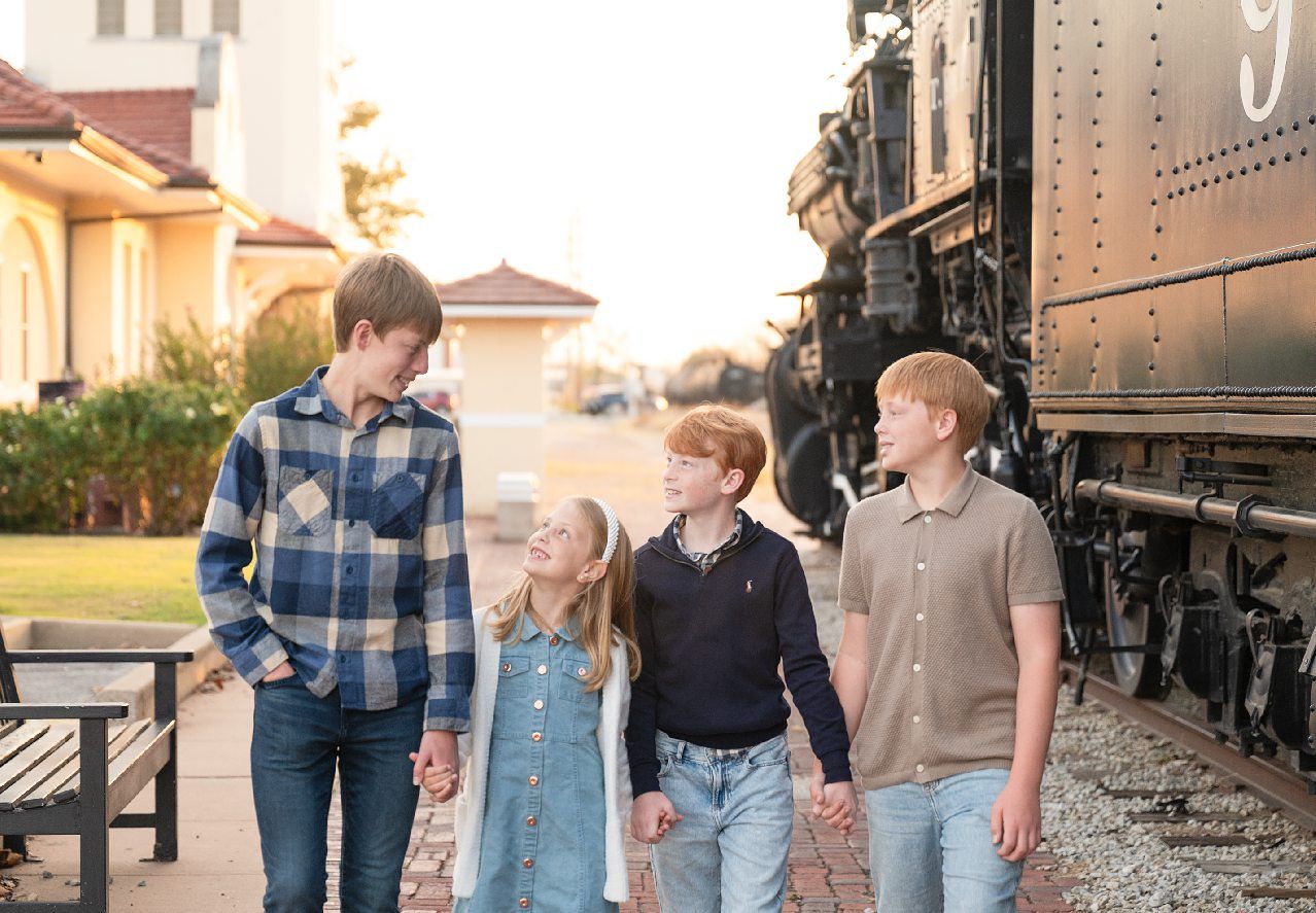 Family of 6 in Downtown Bartlesville by Photographer Kristi Bray