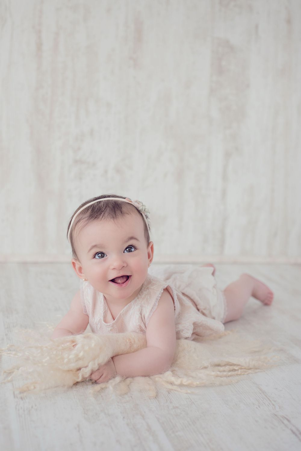 Fotografía familiar y de bebés en estudio, momentos espontáneos y luz natural. Estudio en Reñaca. Smash the Cake, Sesión Cumpleaños.