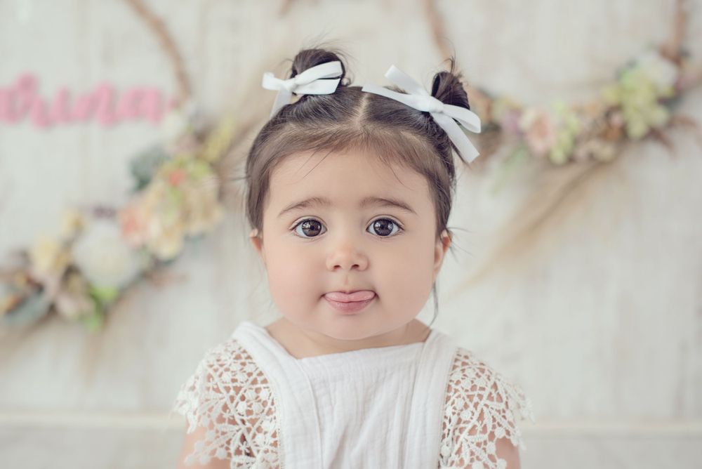 Fotografía familiar y de bebés en estudio, momentos espontáneos y luz natural. Estudio en Reñaca. Smash the Cake, Sesión Cumpleaños.