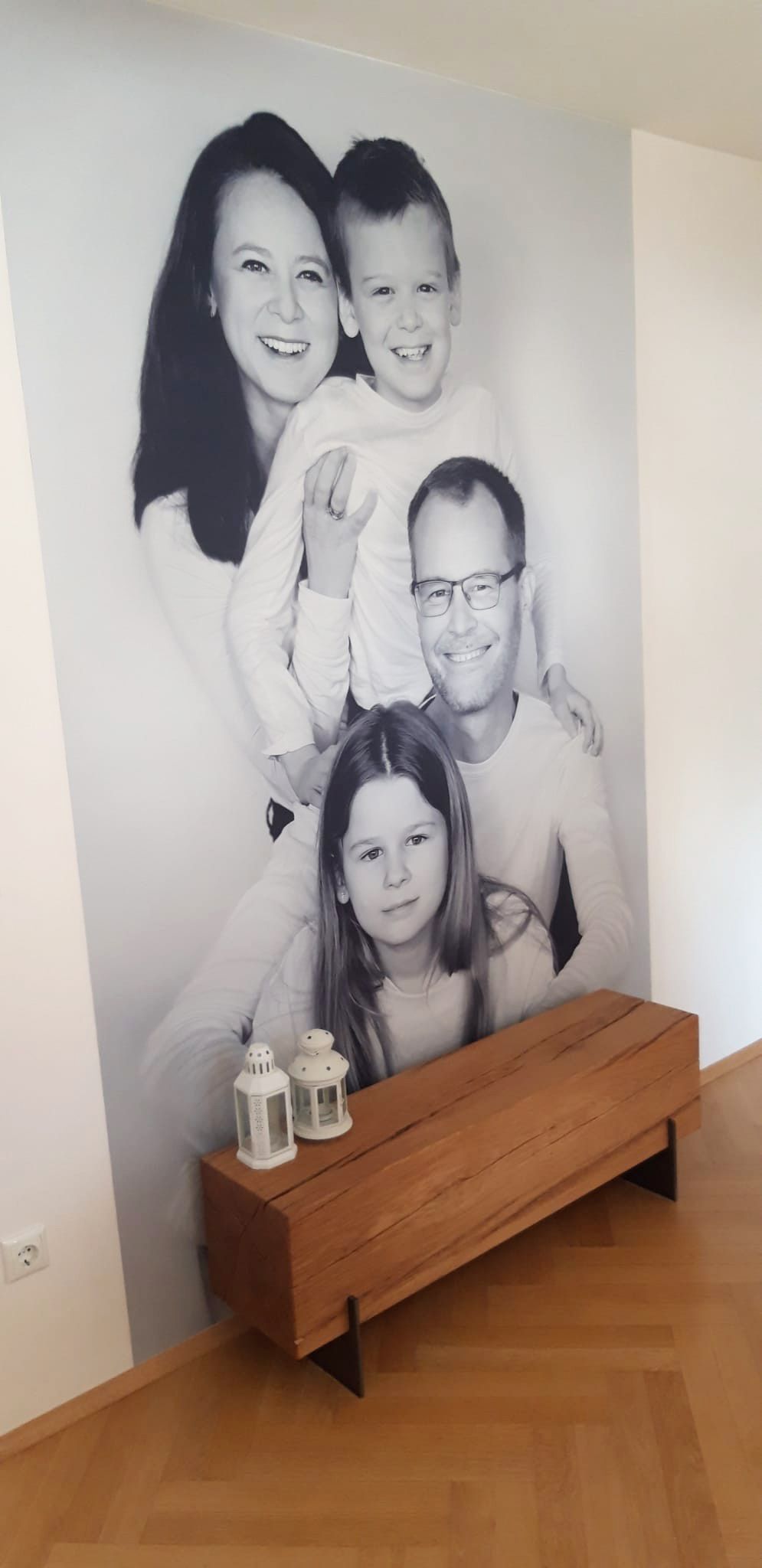 Hochwertige Wandtapete mit Familienfoto – modernes Interieur mit persönlicher Note, fotografiert von Andrea Fotografie in Frankfurt |