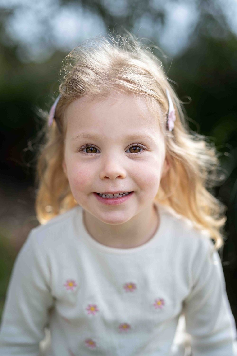 Artistic timeless portrait of a child in beautiful soft flattering light at an outdoor popup in Perth