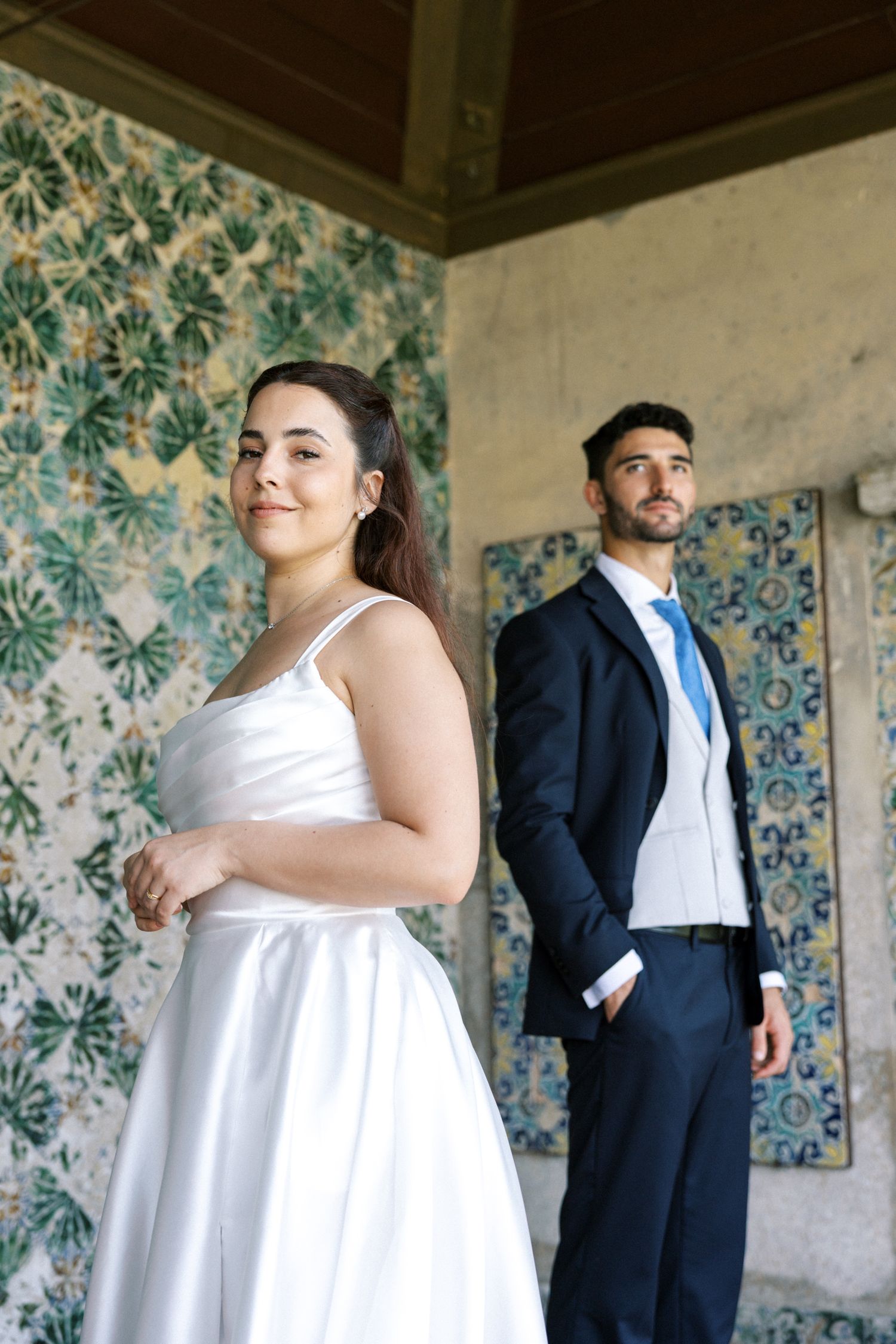 Destination wedding couple with blue Portuguese tiles at Palácio da Bacalhôa