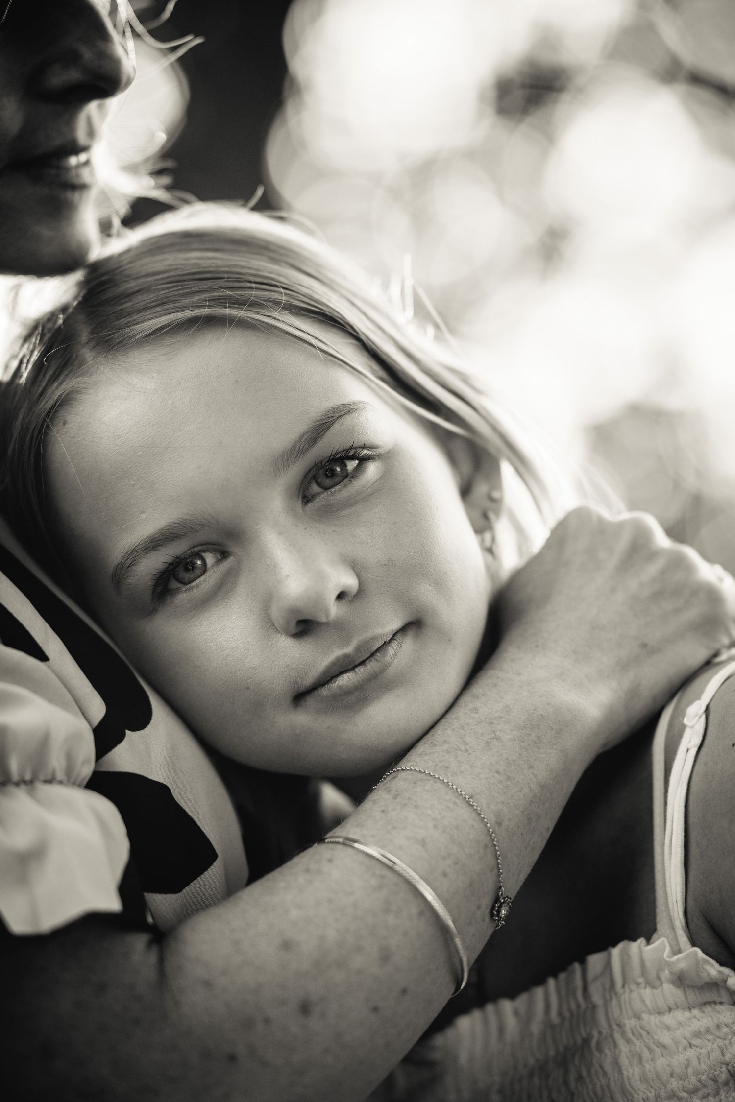 Porträtt fotograf med mor och dotter från Kristianstad. Fotografering i Malmö. Svart vitt porträtt med ögon som speglar sig.