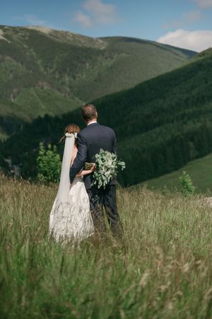 Romantické focení novomanželu na horské louce s výhledem na Krkonoše.