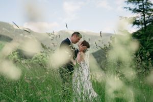 Romantické focení novomanželu na horské louce s výhledem na Krkonoše.