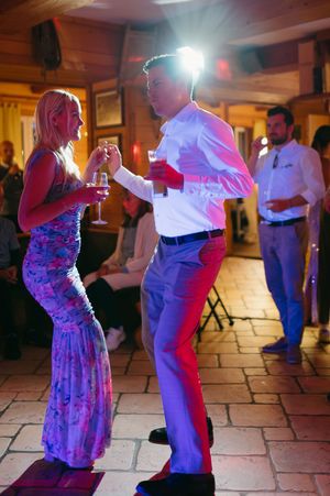 svatebčané tancí na svatbě v hotelu Olympie ve Špindlerově Mlýně.