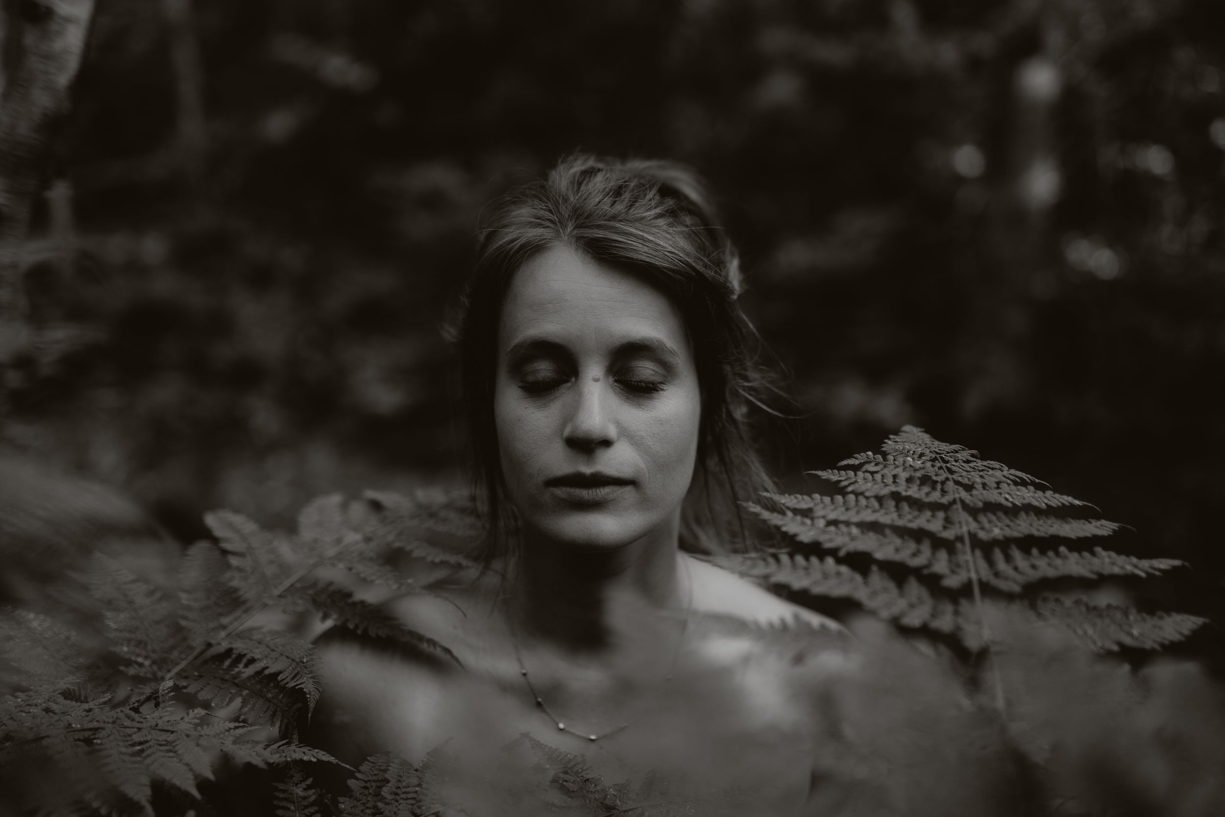 fotoshoot-vrouw-nederland-varens-bos-zwartwit