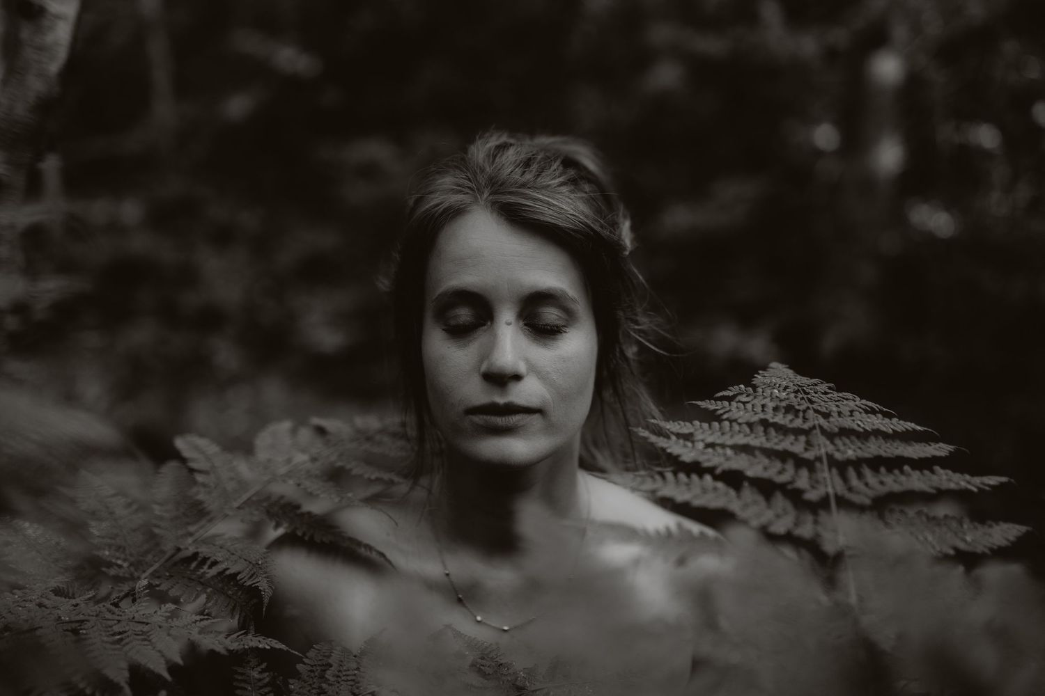 fotoshoot-vrouw-nederland-varens-bos-zwartwit