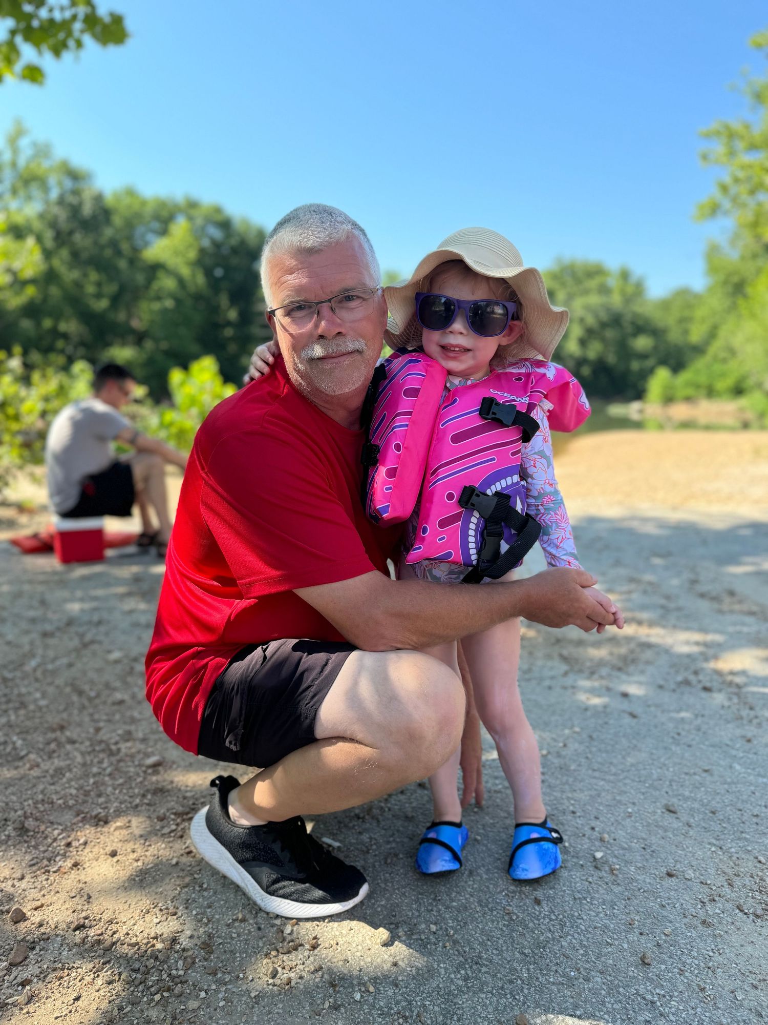 Springfield, IL photographer shows a glimpse into her personal life with a picture of her little girl and dad on the river