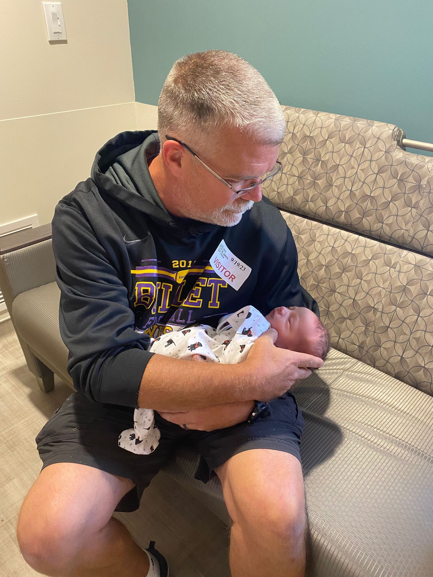 Springfield, IL photographer shows a glimpse into her personal life with a picture of her baby boy and dad together meeting the first time