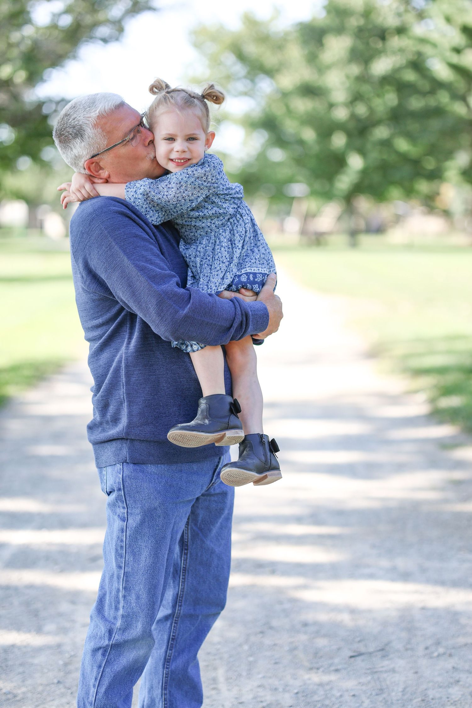 Springfield, IL family photographer captures a grandpa kissing his granddaughter during a photo session in Central, IL