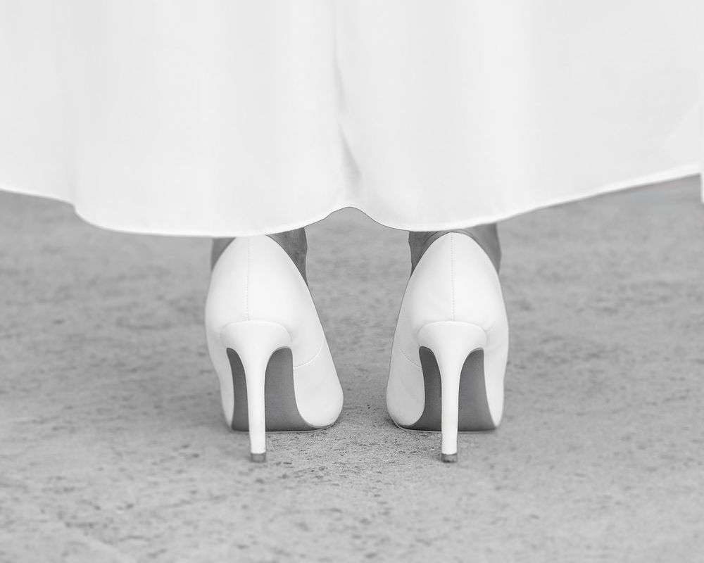 Chaussures de mariée posées sur la pierre lors d’un mariage à Réalmont près de Castres – Laetitia Klopocki, photographe mariage Castres