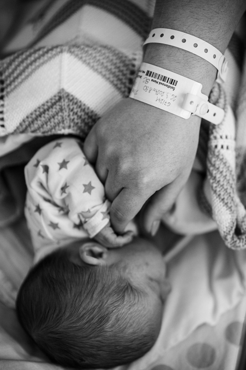 Foceni miminek v porodnici Pardubice, Hradec Králové, Praze a Chrudimi. Profi fotografka Sarka Duchacova. Newborn. Fresh 48 porodnice.