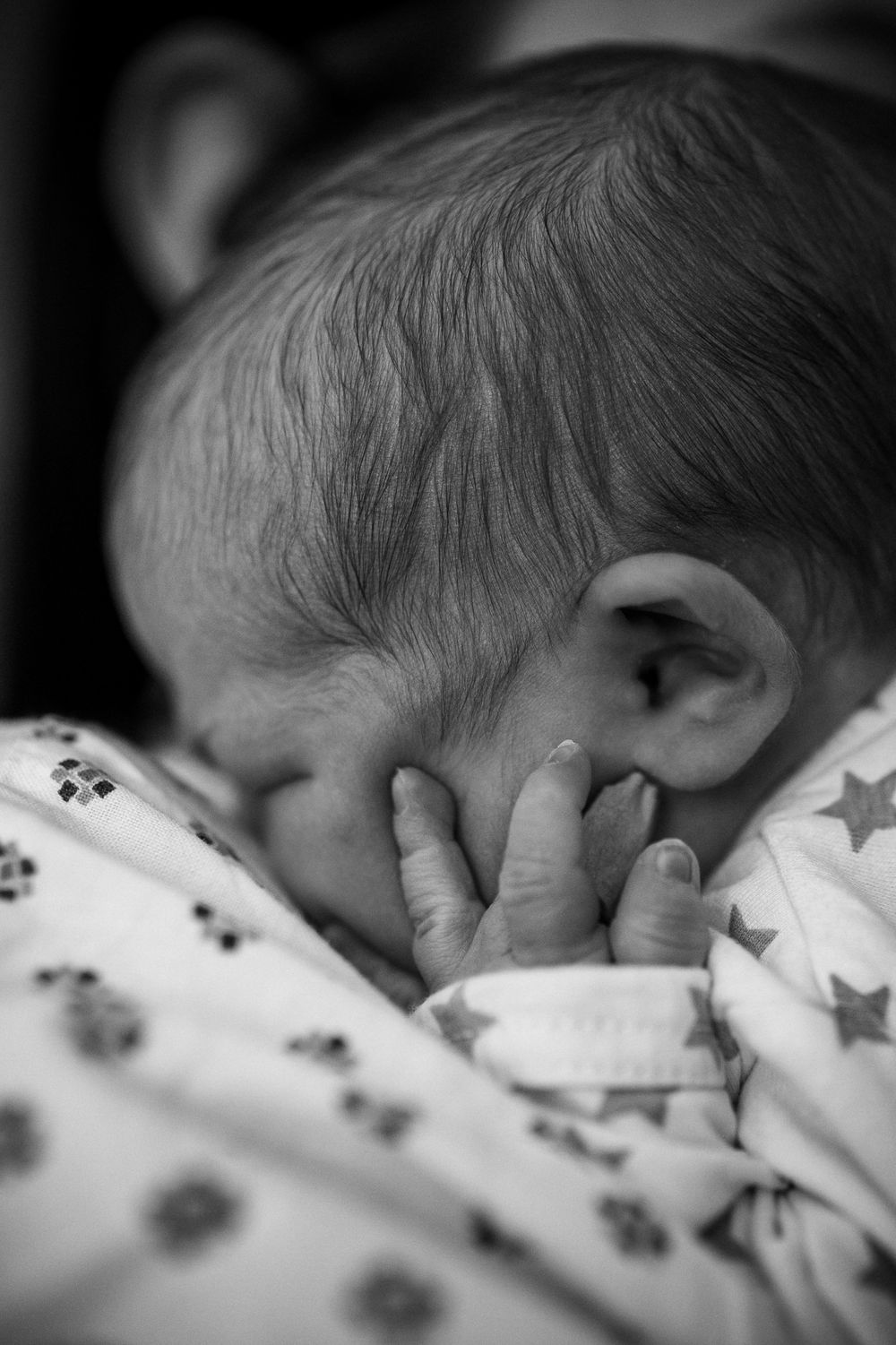 Foceni miminek v porodnici Pardubice, Hradec Králové, Praze a Chrudimi. Profi fotografka Sarka Duchacova. Newborn focení, Fresh 48.