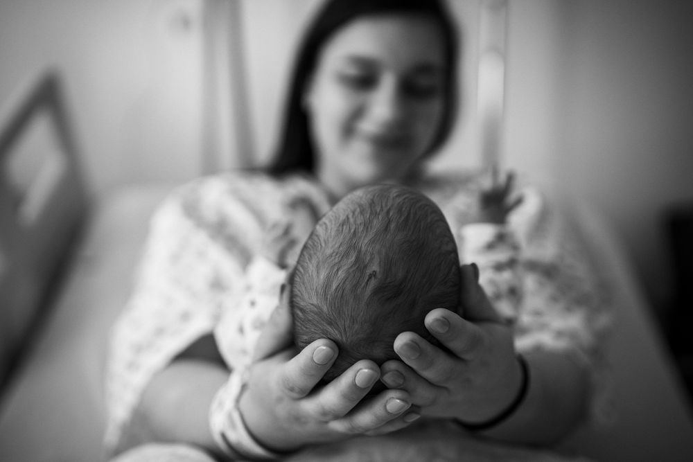Reportážní foceni miminek v porodnici Pardubice, Hradec Králové, Praze a Chrudimi. Profi fotografka Sarka Duchacova. Fresh 48 v porodnici.