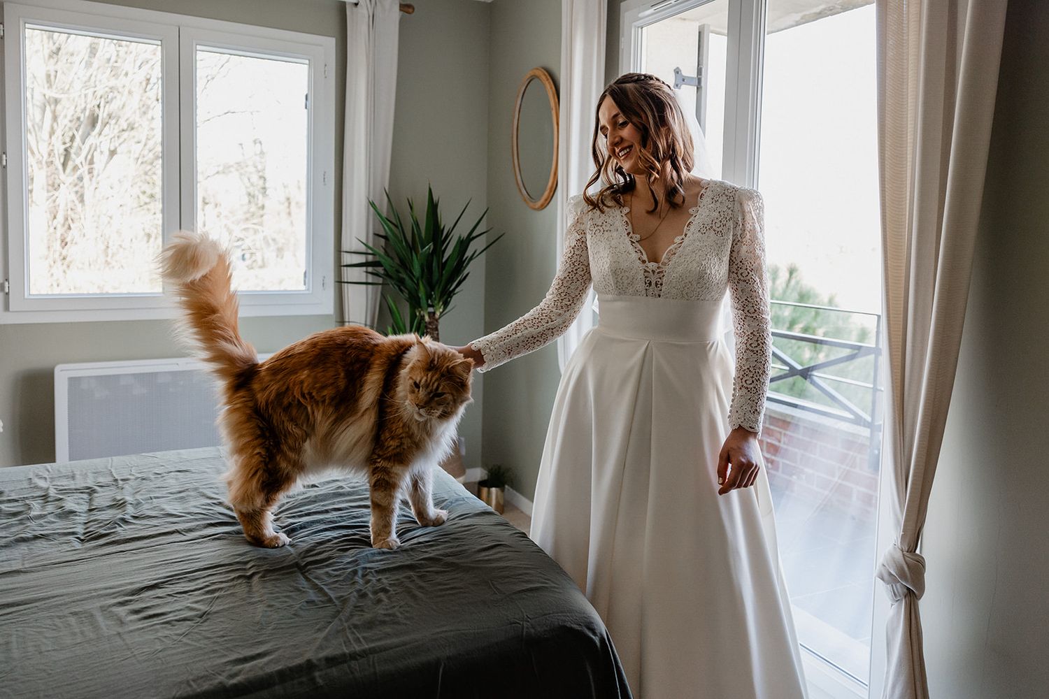 Photo sur le vif d'une mariee et son chat pendant les preparatifs d'un reportage photo de mariage a Lille